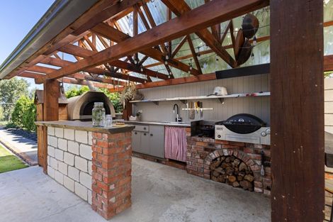 Photo of property in 33 Royal Oak Drive, Kelvin Grove, Palmerston North, 4414