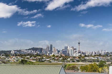 Photo of property in 2/14 Bayview Road, Hauraki, Auckland, 0622