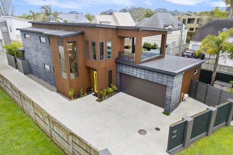 Photo of property in 136 East Coast Road, Forrest Hill, Auckland, 0620