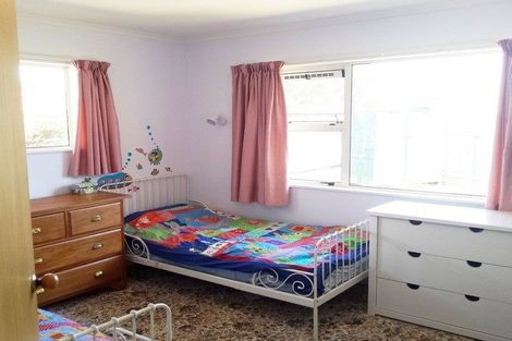 Photo of property in 4 Waiwera Place, Merrilands, New Plymouth, 4312