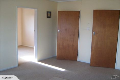 Photo of property in 8a Longcroft Terrace, Newlands, Wellington, 6037