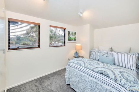 Photo of property in 2/12 Philip Place, Hillcrest, Auckland, 0627