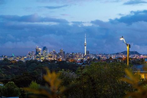 Photo of property in 17 Fowler Street, Northcote, Auckland, 0627