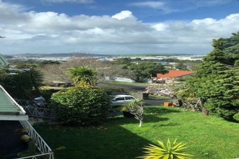 Photo of property in 15 Ellesmere Crescent, Pakuranga Heights, Auckland, 2010