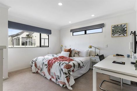 Photo of property in 22 The Esplanade, Eastern Beach, Auckland, 2012