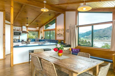 Photo of property in 215 Queen Charlotte Drive, Havelock, Picton, 7281