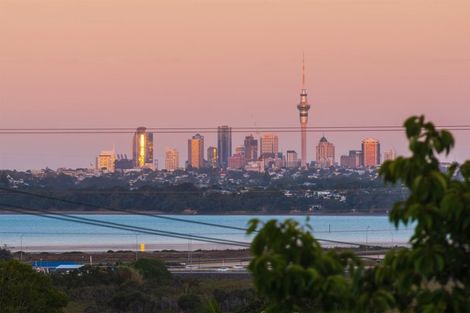 Photo of property in 1 Wakeling Avenue, Te Atatu South, Auckland, 0610