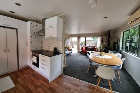 Photo of property in 2/5 September Place, Forrest Hill, Auckland, 0620