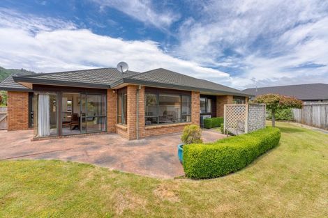 Photo of property in 30 Cranbrook Grove, Waikanae, 5036