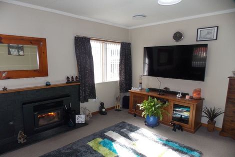 Photo of property in 16 Ongo Road, Hunterville, 4730