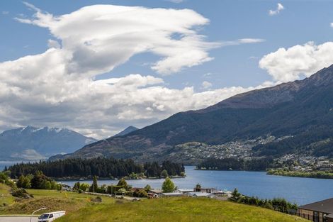 Photo of property in 1 Elk Place, Kelvin Heights, Queenstown, 9300