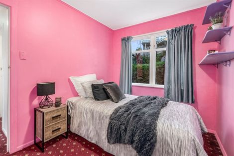 Photo of property in 32 Stewart Drive, Newlands, Wellington, 6037