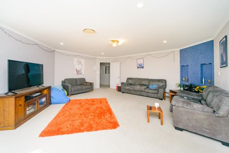 Photo of property in 114 Ruapehu Drive, Fitzherbert, Palmerston North, 4410