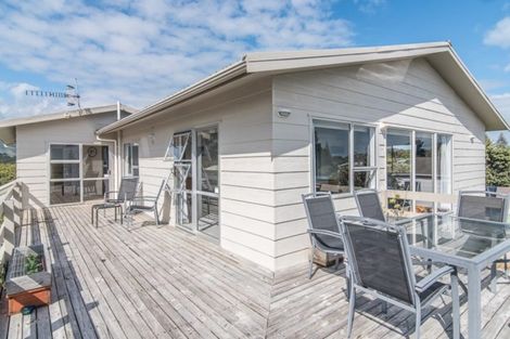 Photo of property in 5 Freyberg Crescent, Waikanae Beach, Waikanae, 5036