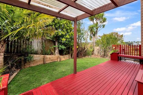 Photo of property in 1/15 Kupari Place, Totara Vale, Auckland, 0629