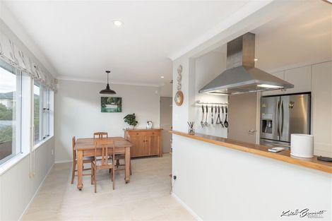 Photo of property in 8 Te Whiti Grove, Korokoro, Lower Hutt, 5012