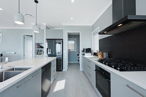 Photo of property in 5 Cessna Way, Newlands, Wellington, 6037