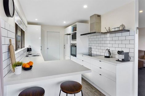 Photo of property in 34 Rewarewa Crescent, Waikanae, 5036