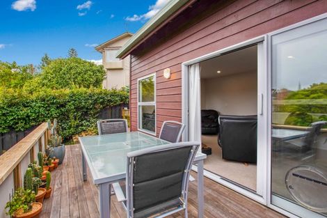 Photo of property in 2/11 Limmer Place, Browns Bay, Auckland, 0632