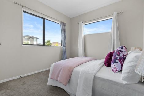 Photo of property in 10 Twin Parks Rise, Papakura, 2110