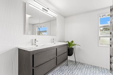 Photo of property in 14 Creek Street, Sandspit, Warkworth, 0982