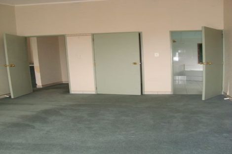 Photo of property in 635 Glenfield Road, Totara Vale, Auckland, 0629