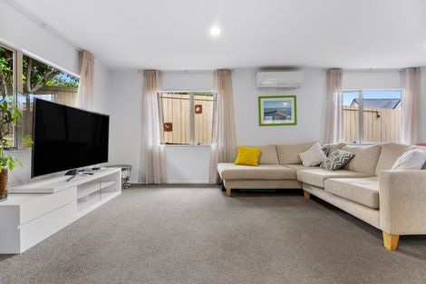 Photo of property in 8a Aplin Place, Birkdale, Auckland, 0626