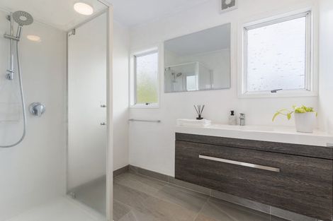 Photo of property in 2/51a Target Road, Totara Vale, Auckland, 0629