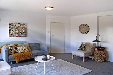 Photo of property in 7c Cheyne Walk, Newlands, Wellington, 6037