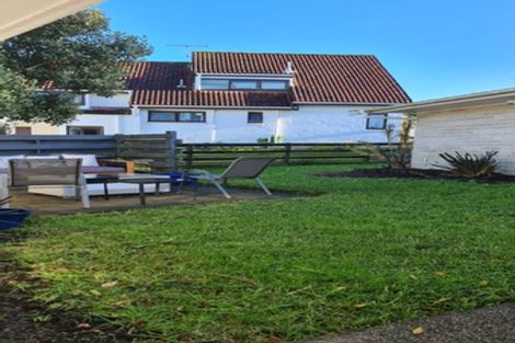 Photo of property in 3/220 East Coast Road, Forrest Hill, Auckland, 0620