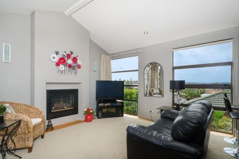 Photo of property in 135 Wiseley Road, West Harbour, Auckland, 0618