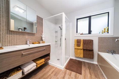 Photo of property in 1 Manorburn Place, Lake Hayes, Queenstown, 9304