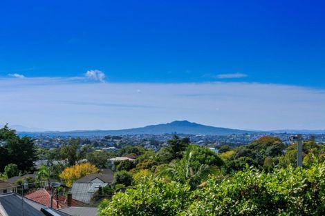 Photo of property in 4/205 Onewa Road, Birkenhead, Auckland, 0626