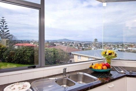 Photo of property in 2/19 Martin Crescent, Northcote, Auckland, 0627