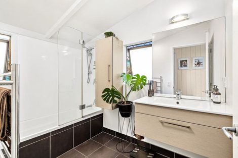 Photo of property in 2/12 Westbourne Road, Murrays Bay, Auckland, 0630