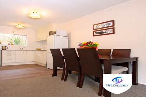 Photo of property in 2/20 Challen Close, Conifer Grove, Takanini, 2112