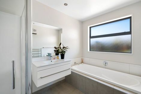 Photo of property in 4 Sunnyside Lane, Wanaka, 9305