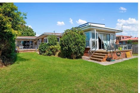 Photo of property in 32 Woodford Avenue, Henderson, Auckland, 0610