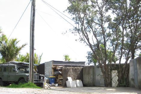 Photo of property in 17 Piha Road, Piha, 0772