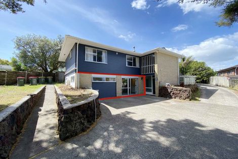 Photo of property in 13 Halcombe Place, Green Bay, Auckland, 0604