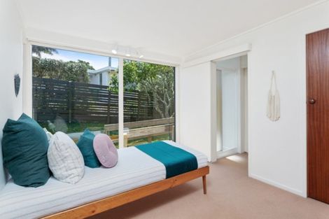 Photo of property in 30 Wernham Place, Northcote, Auckland, 0626