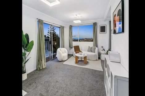 Photo of property in 2/7 Malters Place, Browns Bay, Auckland, 0630