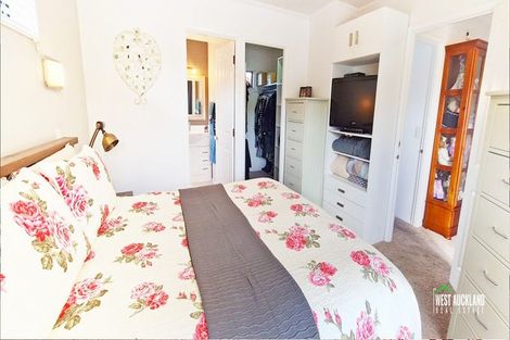 Photo of property in 19 Heversham Place, Glendene, Auckland, 0602