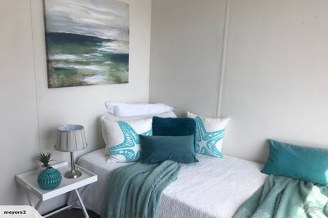 Photo of property in 1/4 Hanson Place, West Harbour, Auckland, 0618