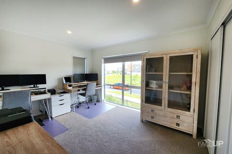 Photo of property in 2 Waimoana Close, Massey, Auckland, 0614