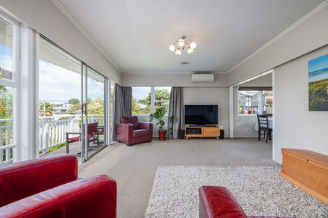 Photo of property in 40 Divich Avenue, Te Atatu South, Auckland, 0610