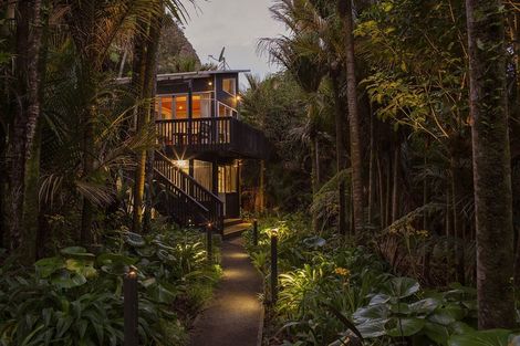 Photo of property in 10-12 Glenesk Road, Piha, New Lynn, 0772