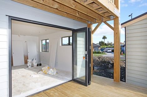 Photo of property in 16 Tahuna Minhinnick Drive, Glenbrook, 2681