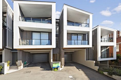 Photo of property in 2/18 Oriental Terrace, Oriental Bay, Wellington, 6011