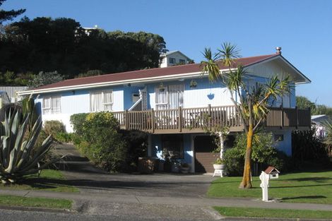 Photo of property in 50 Gloaming Hill, Titahi Bay, Porirua, 5022